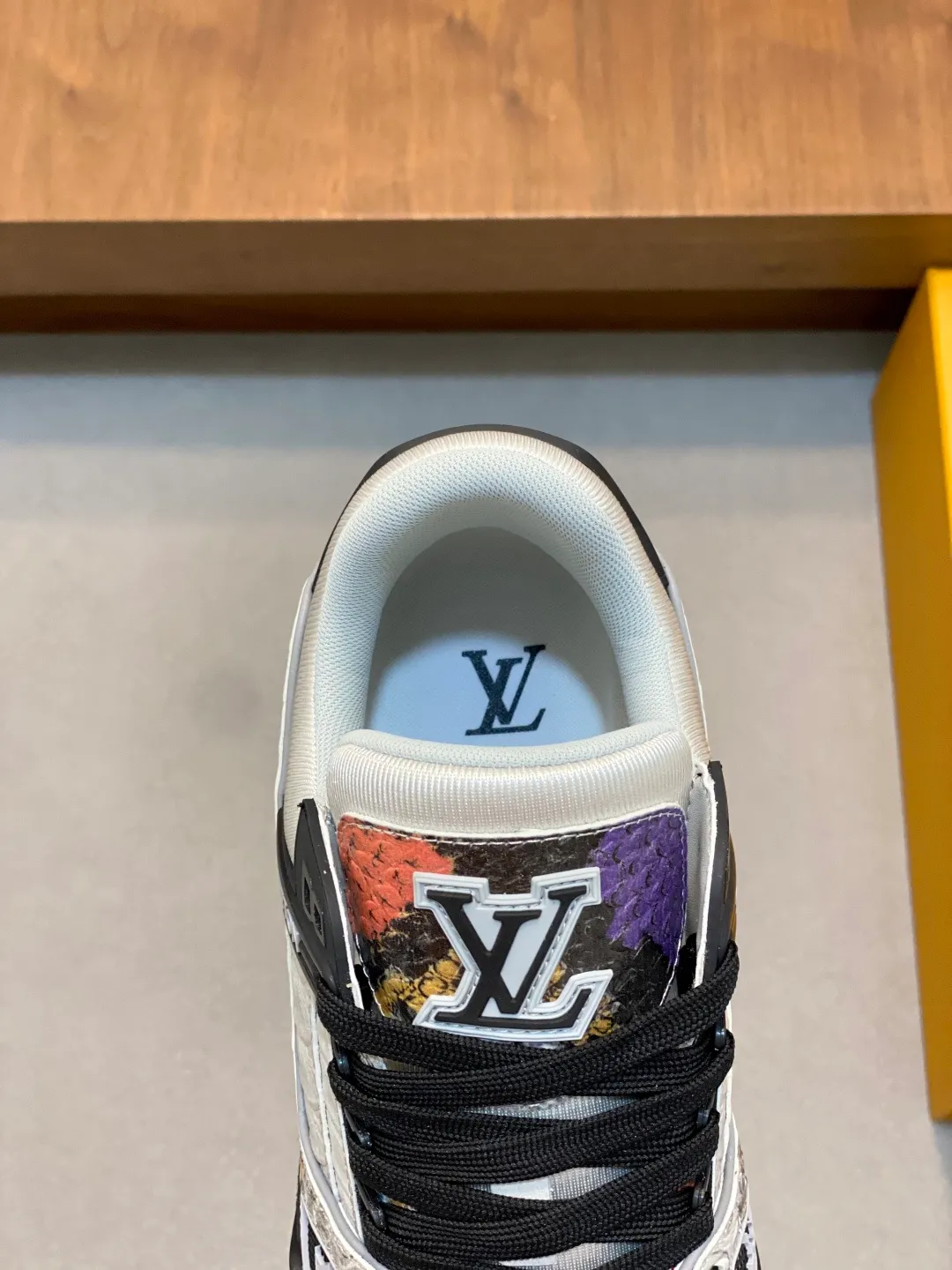 💰900 LV TRAINER python pattern sneakers for men are shipped. The early version of the LV Vuitton World official website is made of gorgeous python pattern stitched together in different parts. Creative inspiration drawn from retro basketball shoes continues the classic style and incorporates colorful natural patterns to create this new sneaker. The side is decorated with the Vuitton logo, the tongue and heel are decorated with LV letters, and the classic rubber outsole is decorated with Monogram flowers. Needless to say, the comfort of Lujia's shoes is very masculine! Completely packaged! Size: 39-40-41-42-43-44 standard leather shoe size (38/45/46 can be customized and does not support returns or exchanges)